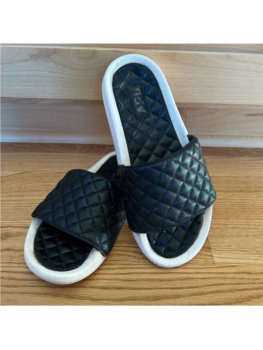 APL Athletic Propulsion Labs Women’s Size 7 Lusso Slides Black/Pristine white